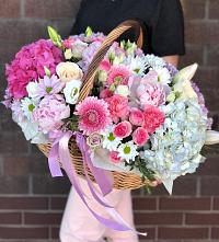 Композиция солнечный день в Курсавке Цветочная композиция из Розы, Хризантемы, Пионы и Лизиантусы в корзине в Курсавке