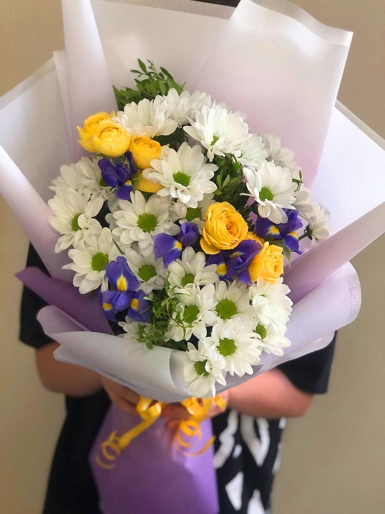 Букет цветов из: Ирисы, Хризантемы и Розы в Курсавке