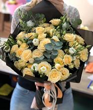 Букет птица счастья в Курсавке Букет цветов из: Розы и Лизиантусы в Курсавке