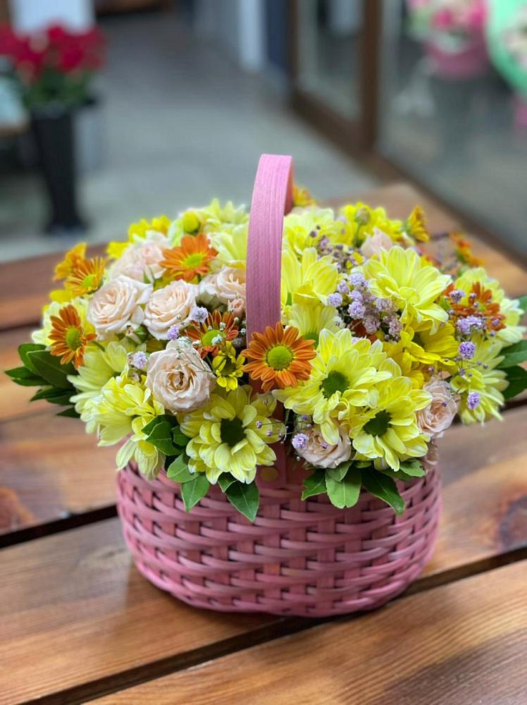 Цветочная композиция из Хризантемы и Розы в корзине в Курсавке