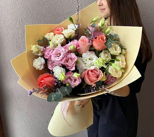 Букет цветов из: Розы, Лизиантусы и Гвоздики в Курсавке
